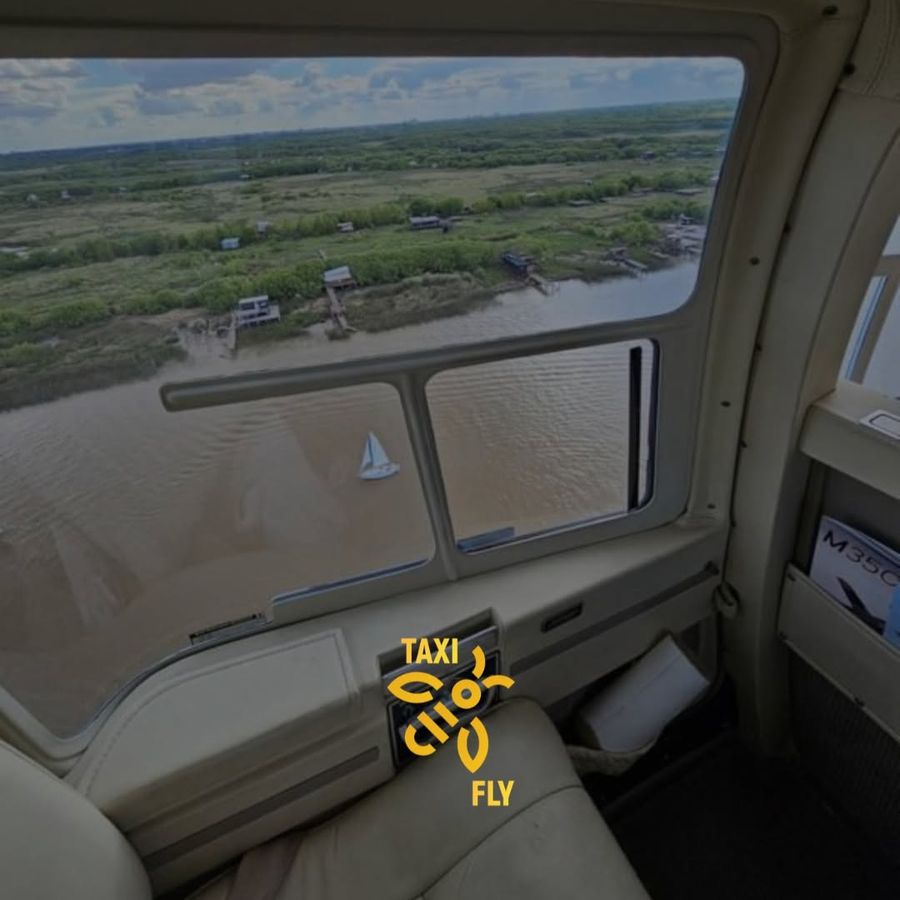 Vista desde la cabina de un helicóptero sobre el Delta